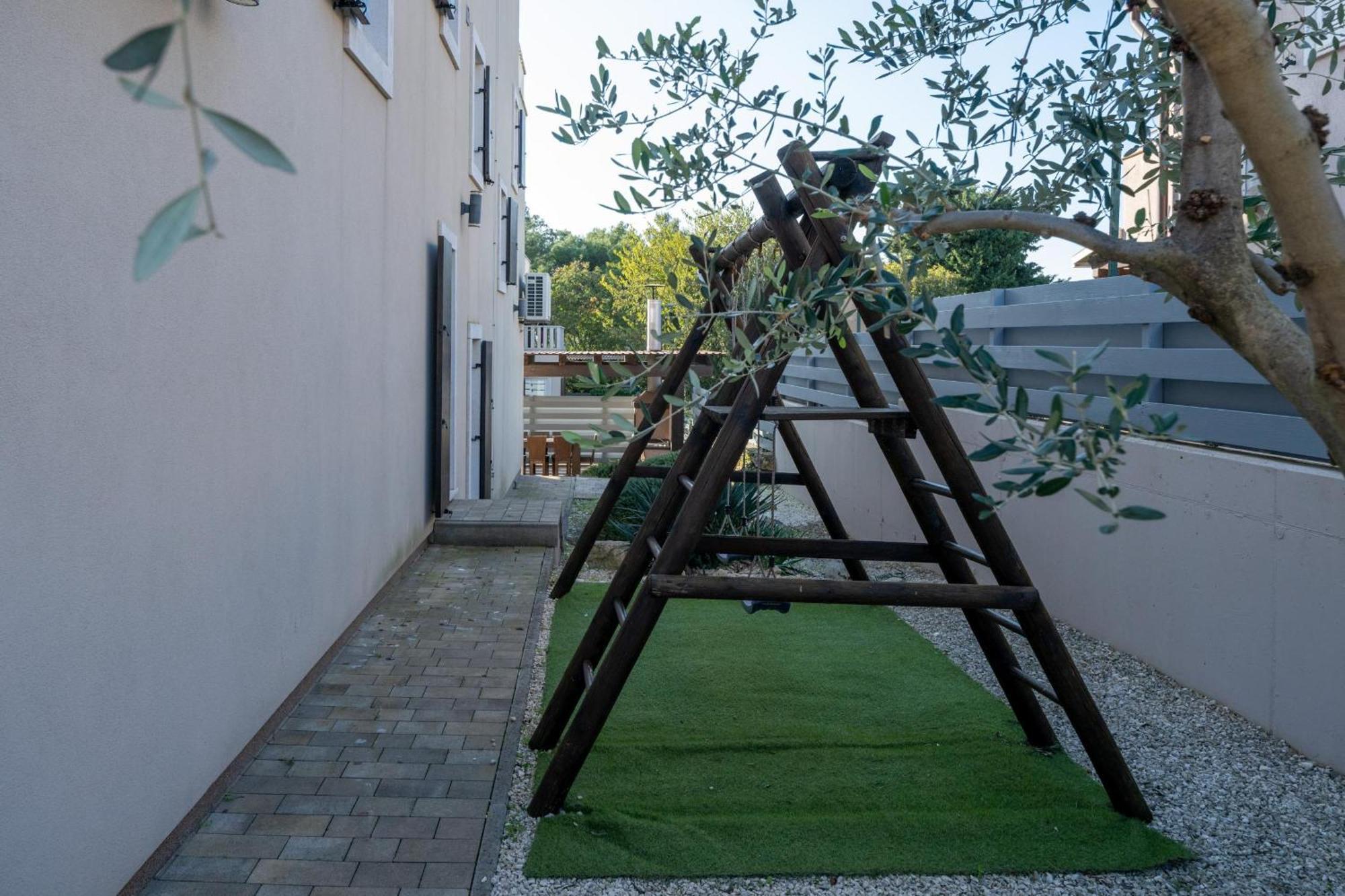 Villa Castagna Near The Sea With Private Pool And Sauna Premantura Buitenkant foto